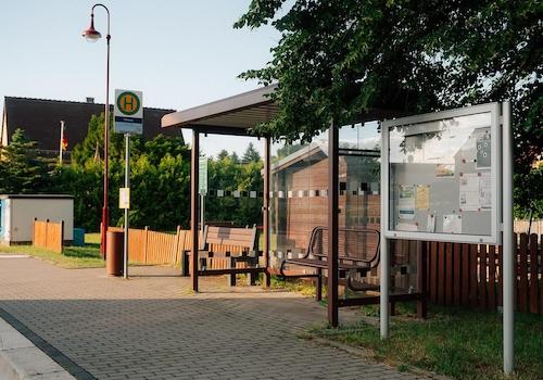Bushaltestelle im Ort