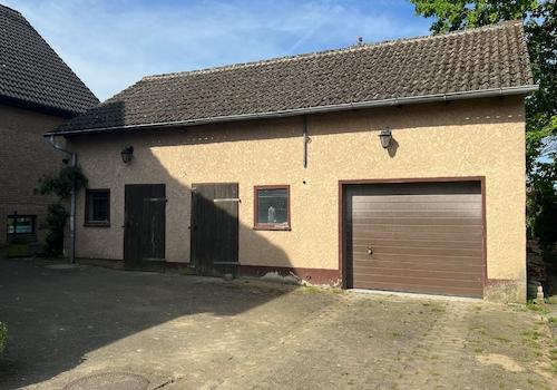 Nebengebäude mit Garage und Abstellräumen