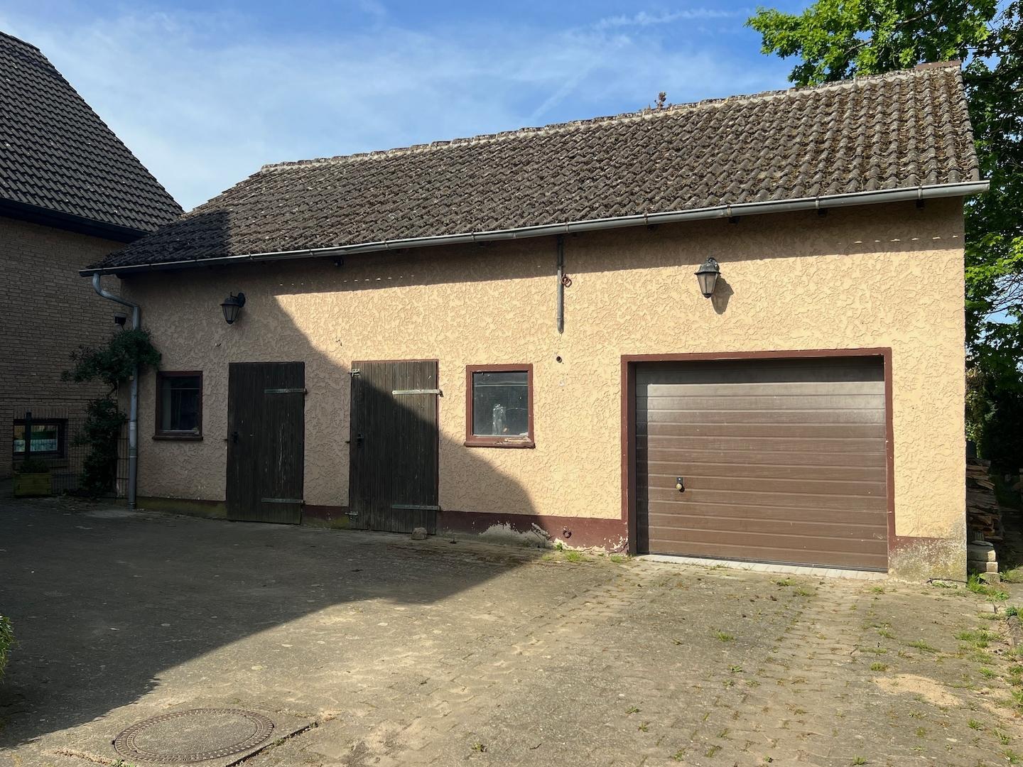 Nebengebäude mit Garage und Abstellräumen