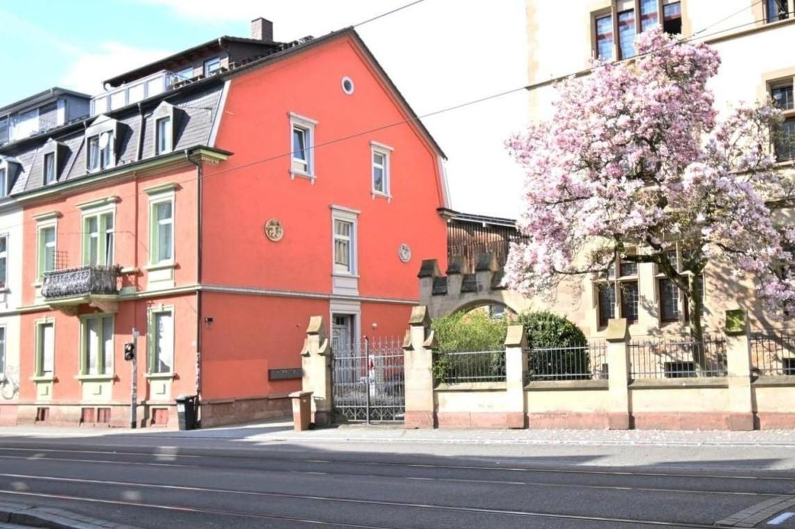 Außenansicht (rotes Haus)