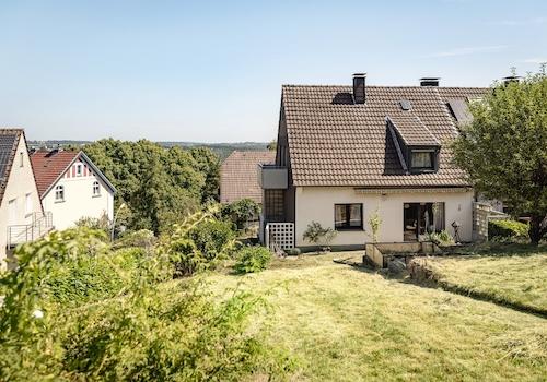 Blick auf das Haus vom Garten