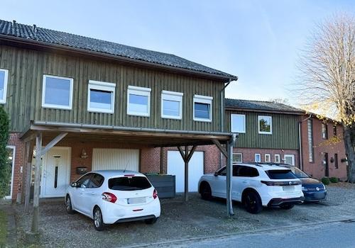 Straßenansicht mit Doppelcarport