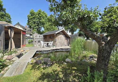 Gartenhaus und Teich