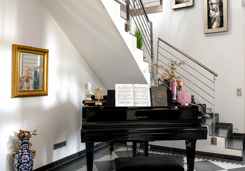 Galerie mit Flügel