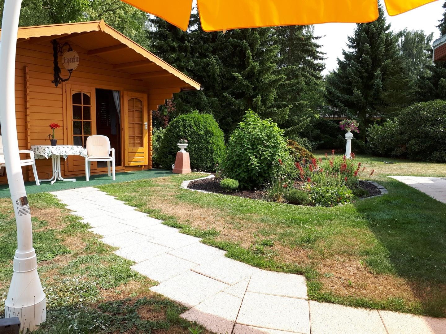 Weg zum Gartenhaus