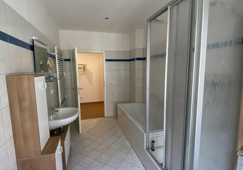 Badewanne + Dusche