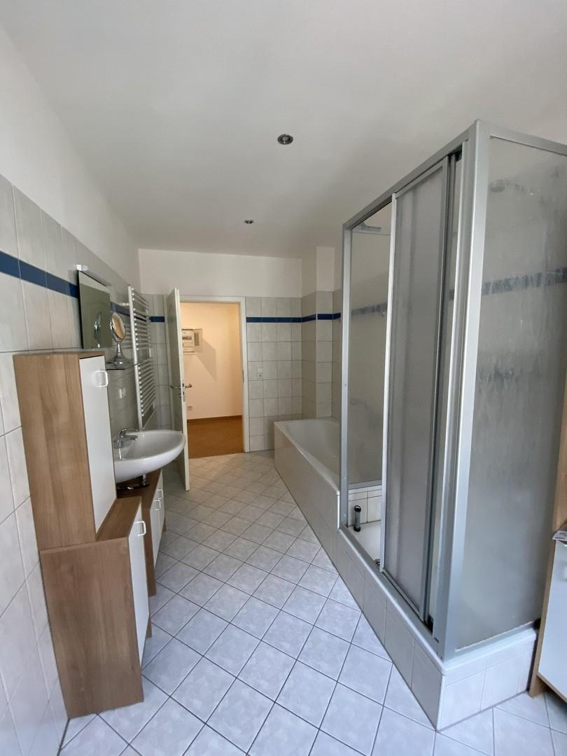 Badewanne + Dusche