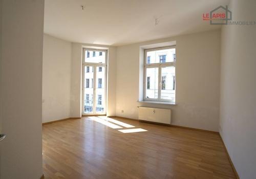 Wohnzimmer m. halboffener Küche