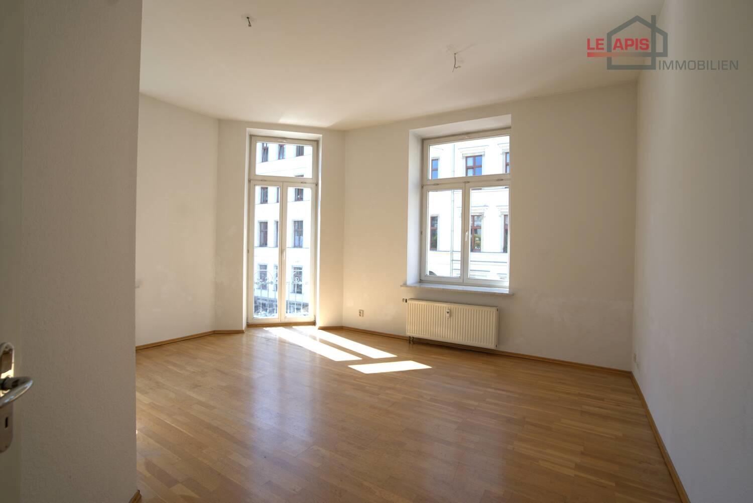 Wohnzimmer m. halboffener Küche