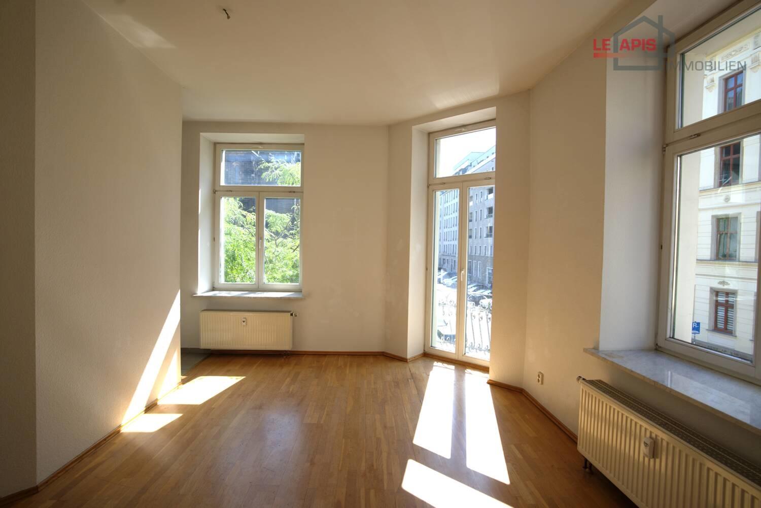 Wohnzimmer m. halboffener Küche Bild 2