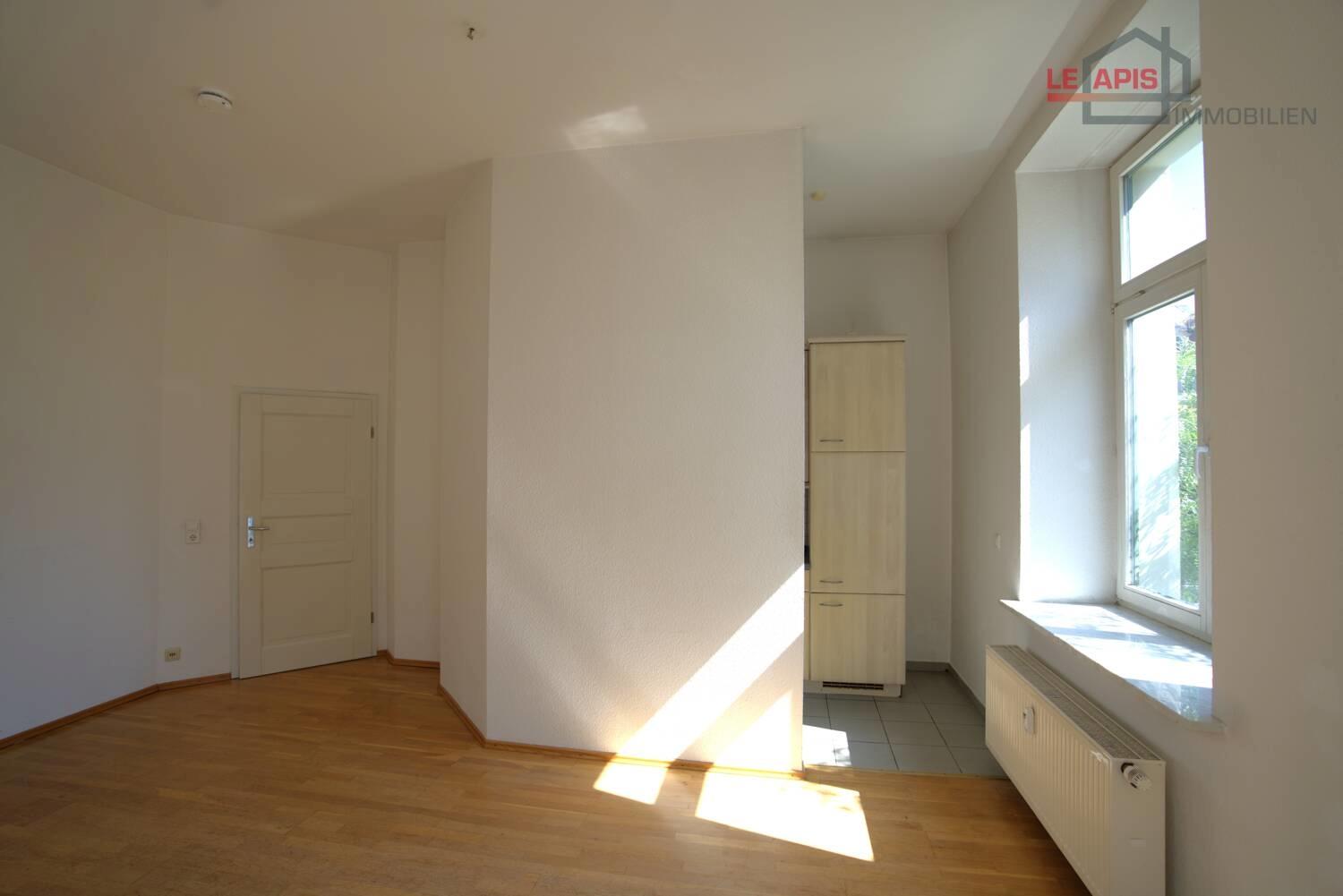 Wohnzimmer m. halboffener Küche Bild 3