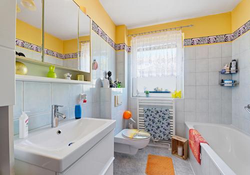 Schönes Badezimmer mit Dusche und Badewanne