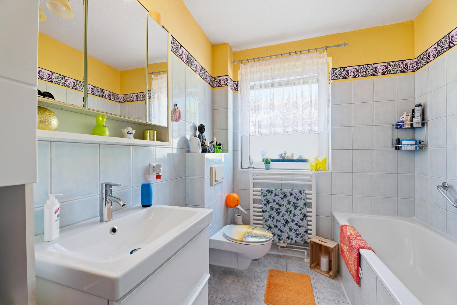 Schönes Badezimmer mit Dusche und Badewanne