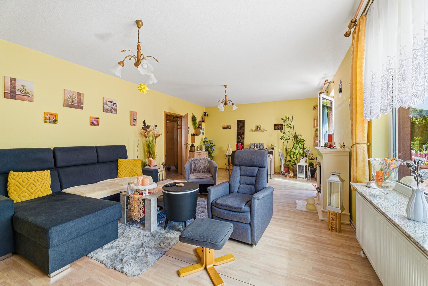 Großes, helles Wohnzimmer