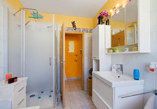 Badezimmer mit Dusche und Badewanne