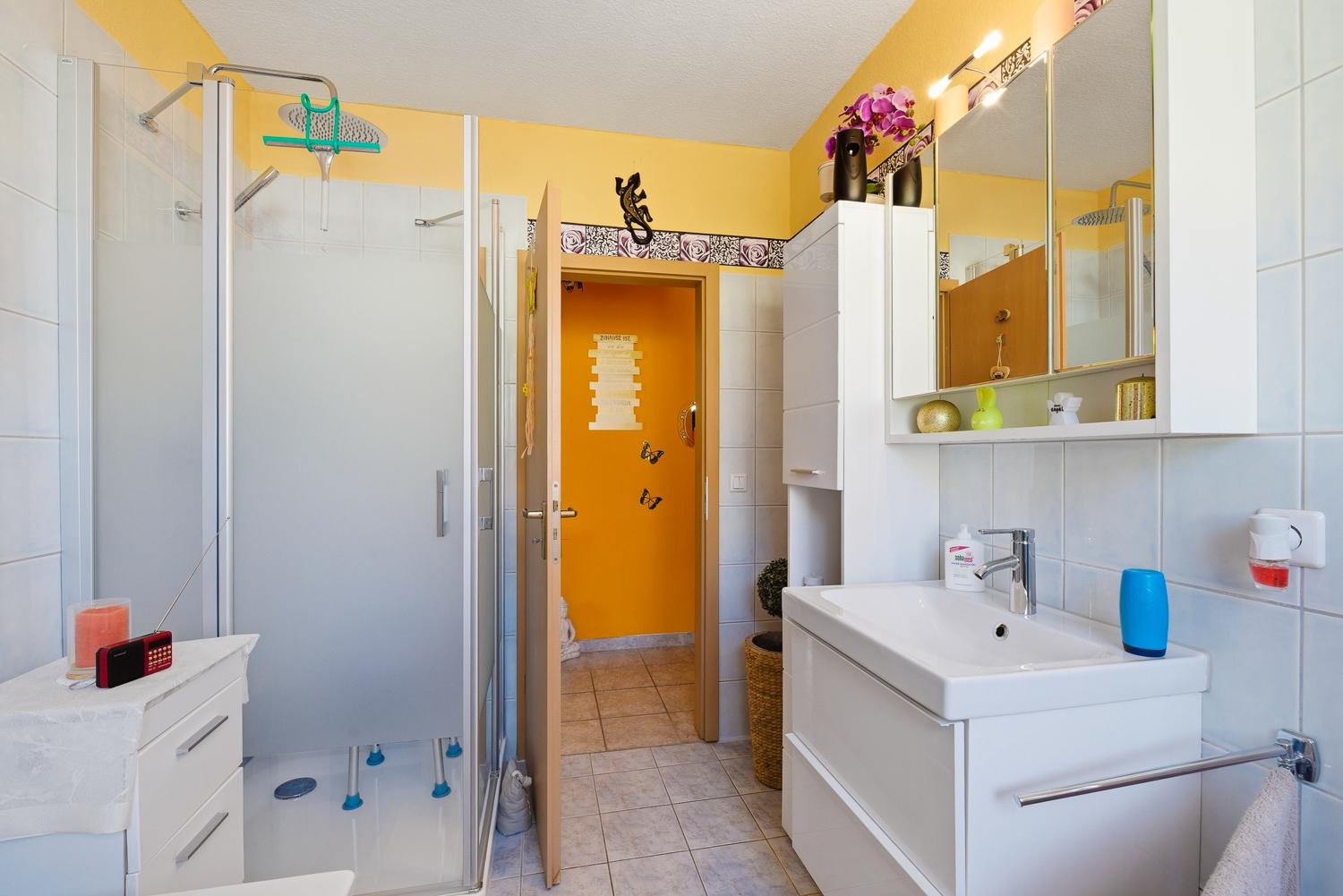 Badezimmer mit Dusche und Badewanne