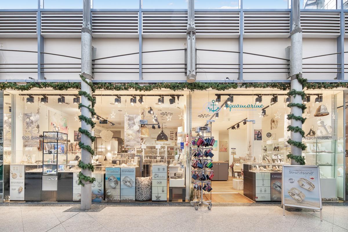 Beleuchtetes Schaufenster mit großzügiger Präsentationsfläche