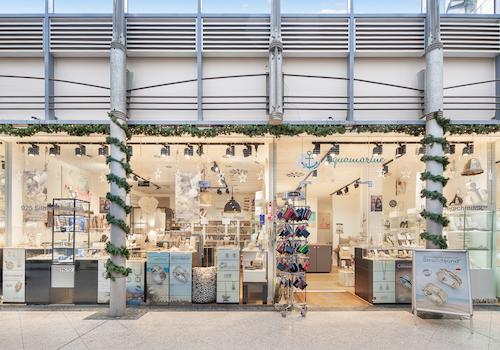 Beleuchtetes Schaufenster mit großzügiger Präsentationsfläche