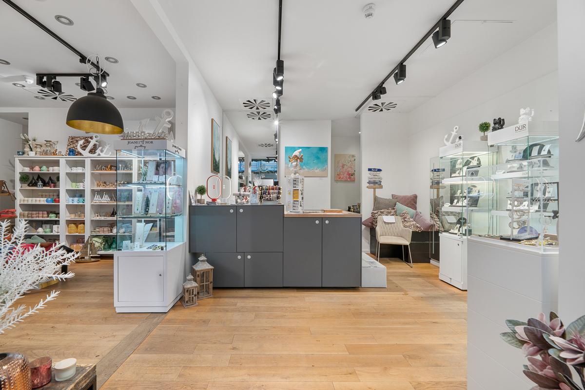 Moderne Kassentheke mit großzügigem Stauraum 