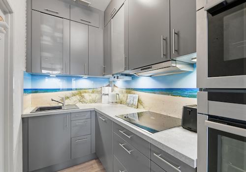 Neuwertige Pantry-Kitchen mit Kochfeld und Ofen 