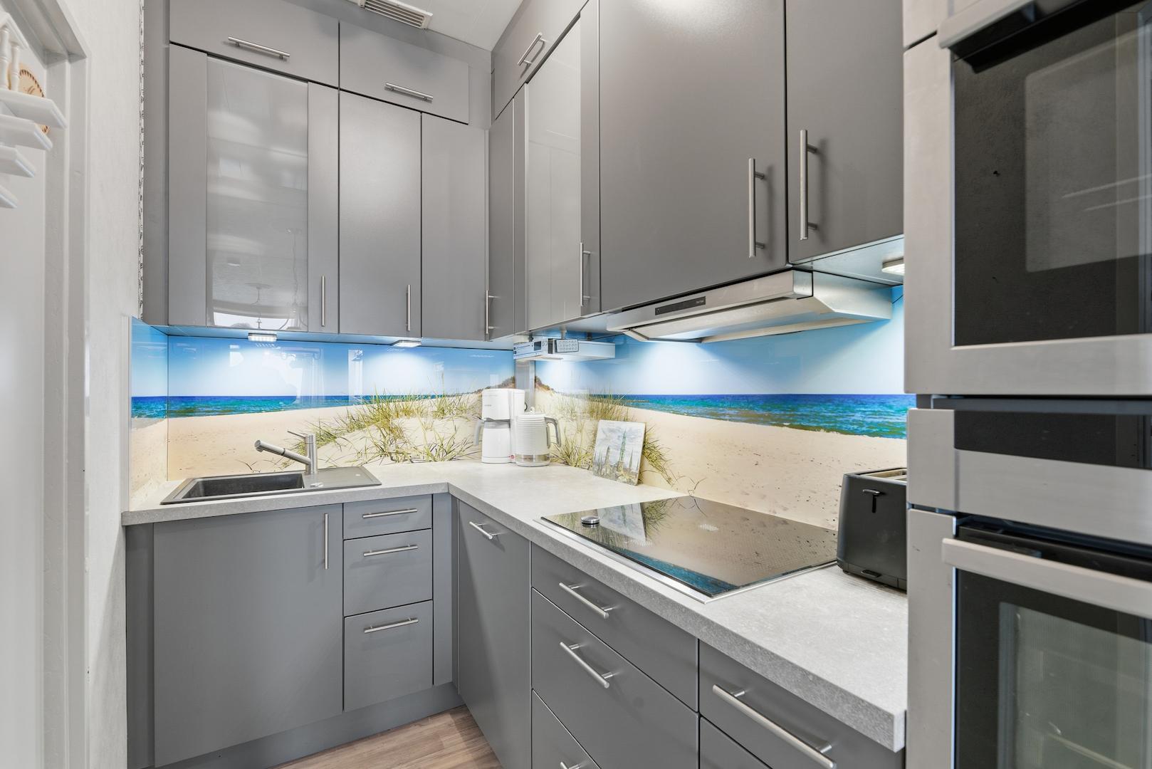 Neuwertige Pantry-Kitchen mit Kochfeld und Ofen 