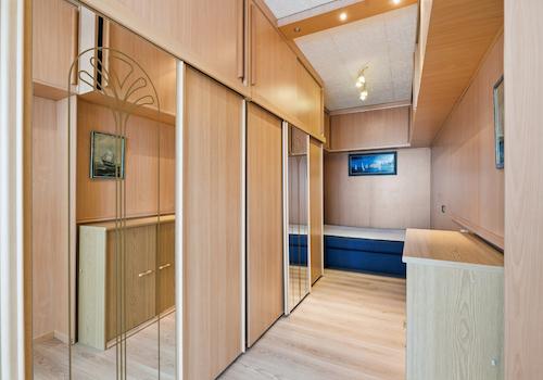 Schlafzimmer mit maßgefertigtem Interieur