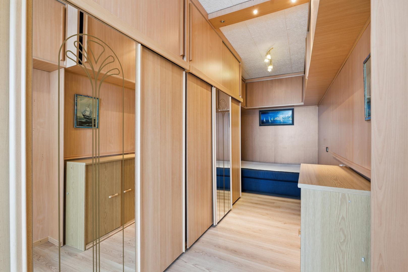 Schlafzimmer mit maßgefertigtem Interieur