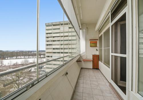 Große Loggia mit vollverglaster Fensterfront