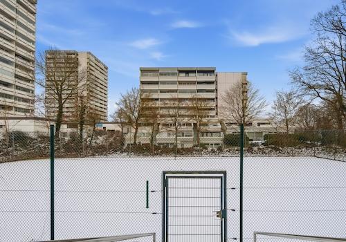 Blick auf den Tennisplatz und die Wohnung