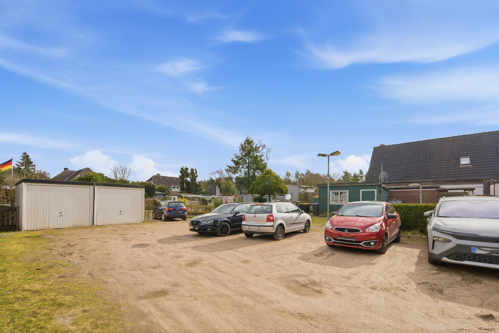 Große Parkfläche mit Garagen und Gärten