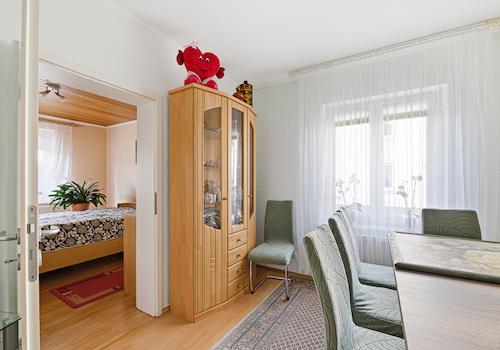 Helles Esszimmer mit Übergang zum Schlafzimmer
