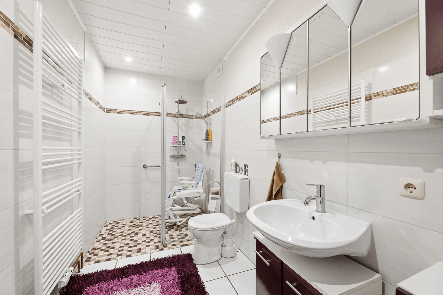 Modernes Badezimmer