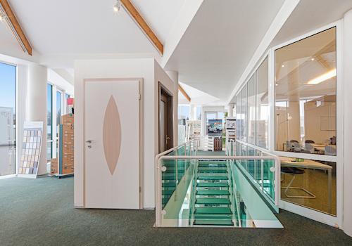 Ausstellungsfläche und Konferenzraum im OG