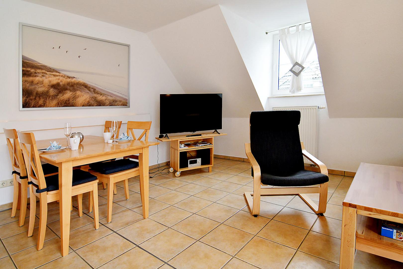 4. Blick in den Wohn-, Essbereich