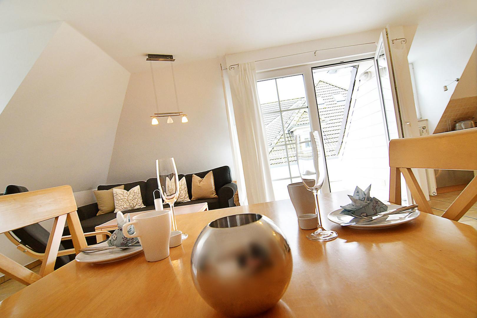 6. Blick in den Wohn-, Essbereich