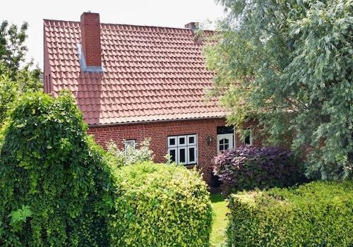 Vorgarten und Straßenseite