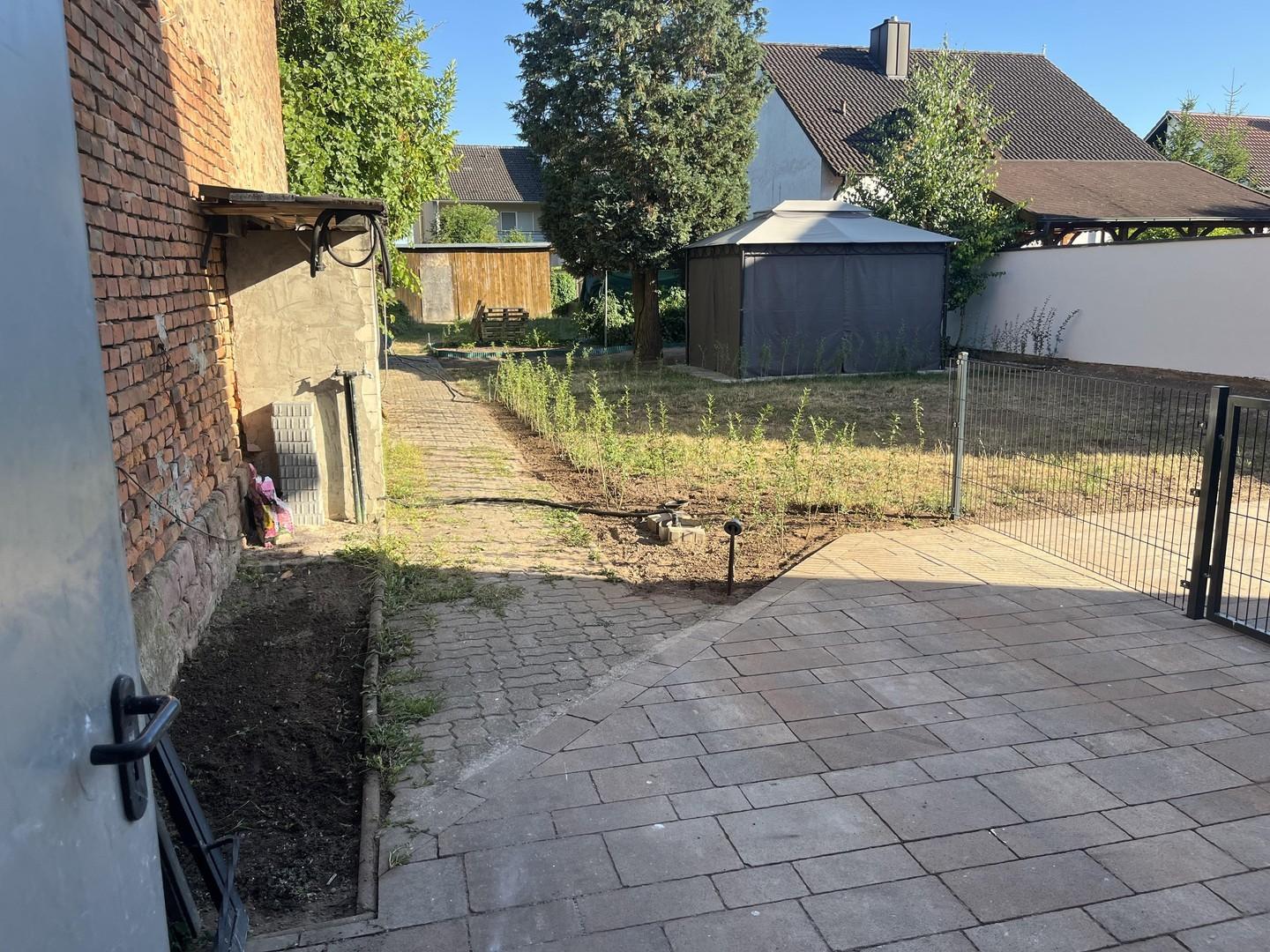 Garten erreichbar durch Garage