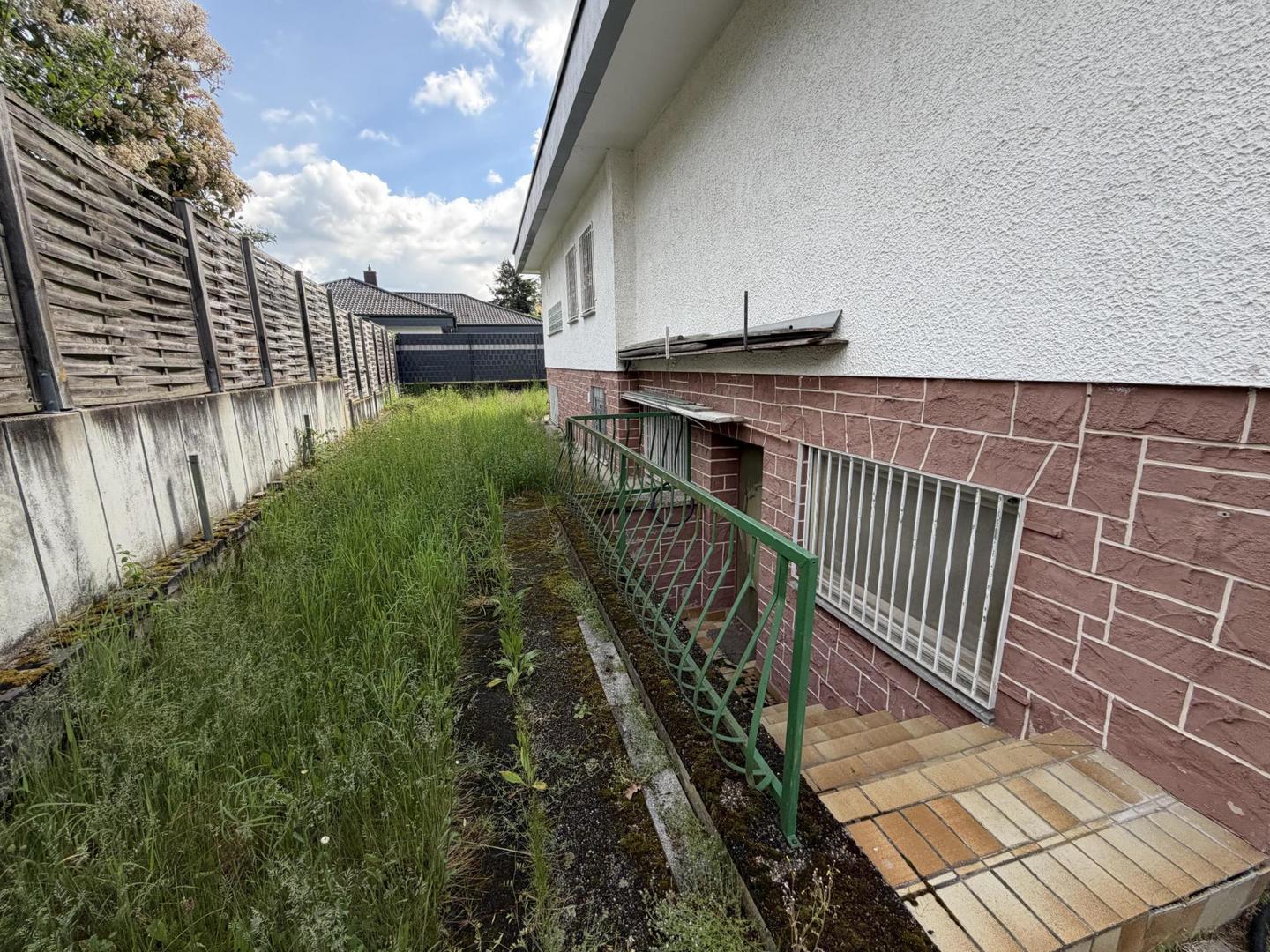 Zugang zum Keller seitlich