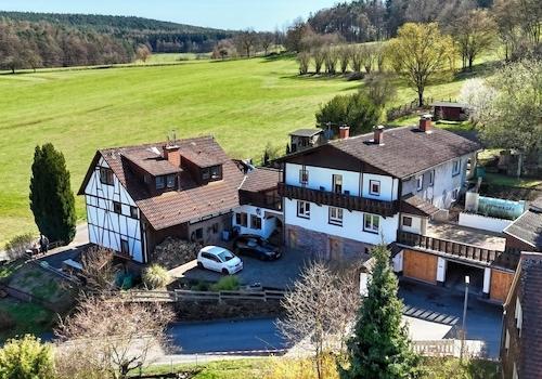 KI-generiert: Direkt am Feldrand gelegen