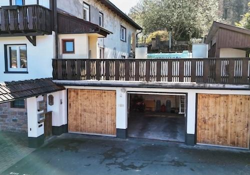 KI-generiert: 3-er Garage