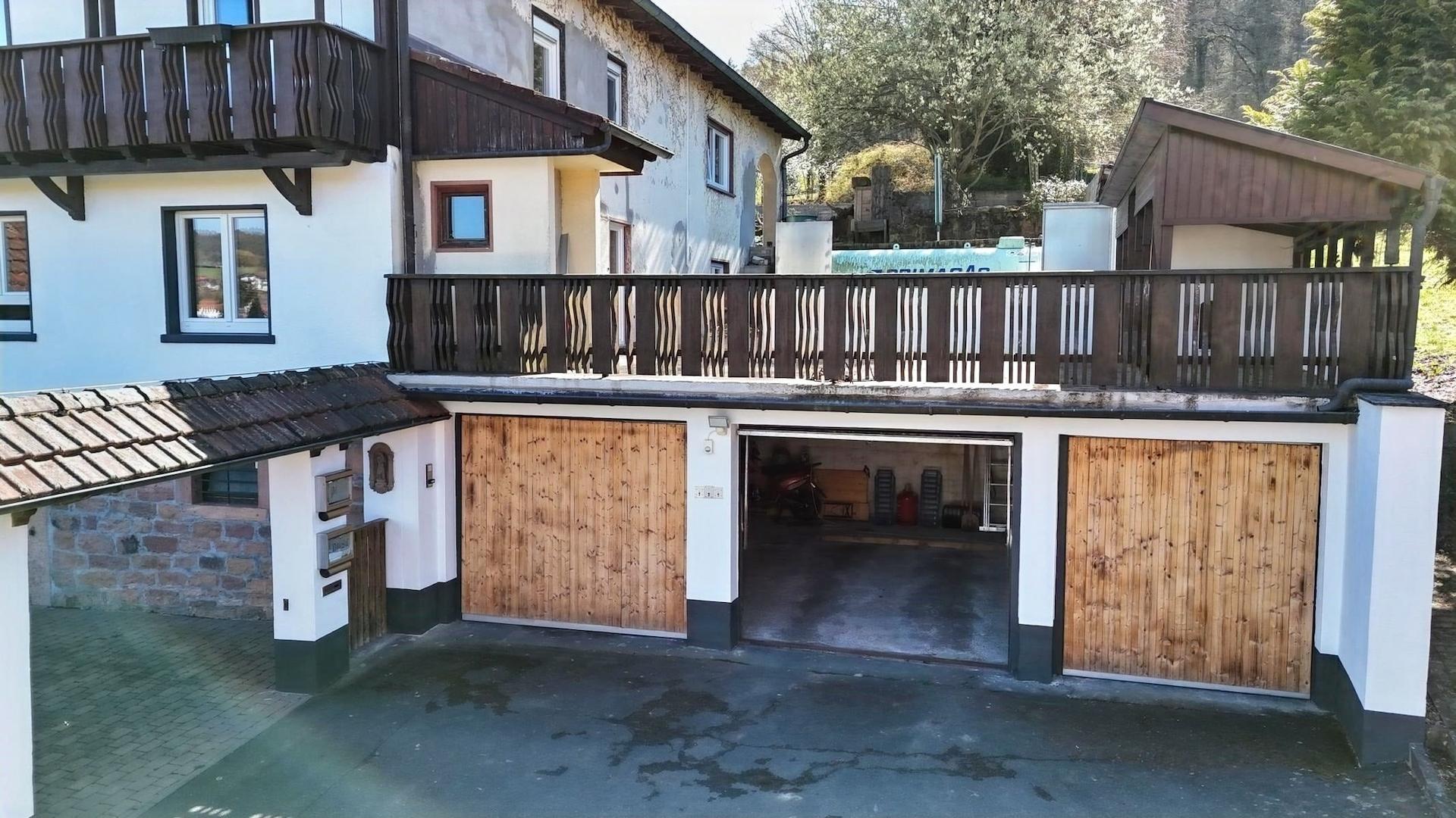 KI-generiert: 3-er Garage