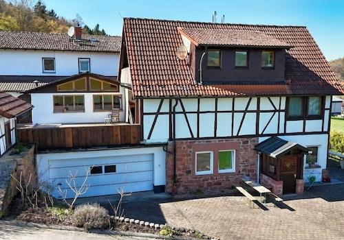 KI-generiert: Ansicht Nebengebäude mit Doppelgarage