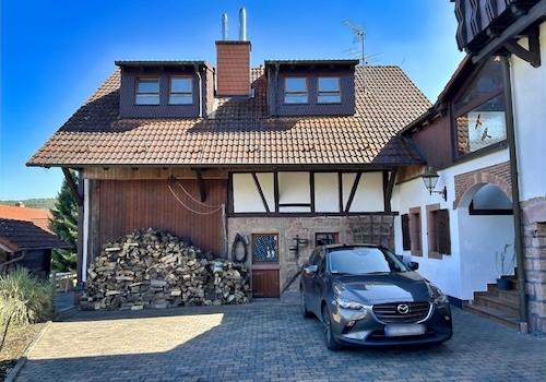 KI-generiert: Ansicht Nebengebäude  vom Hof