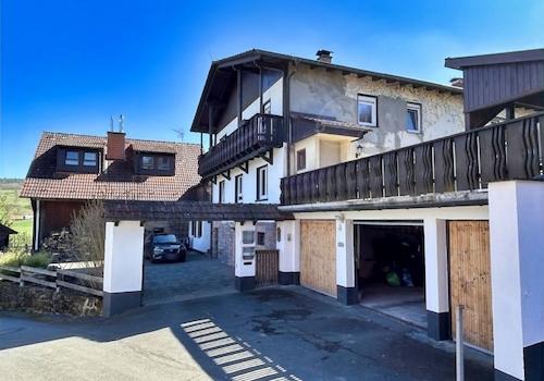 KI-generiert: Ansicht Garage und Eingangsportal