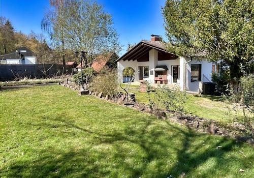 KI-generiert: Ansicht aus dem Garten