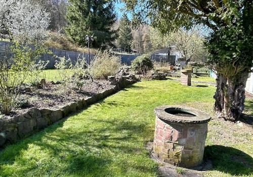 KI-generiert: Garten hinter dem Haus