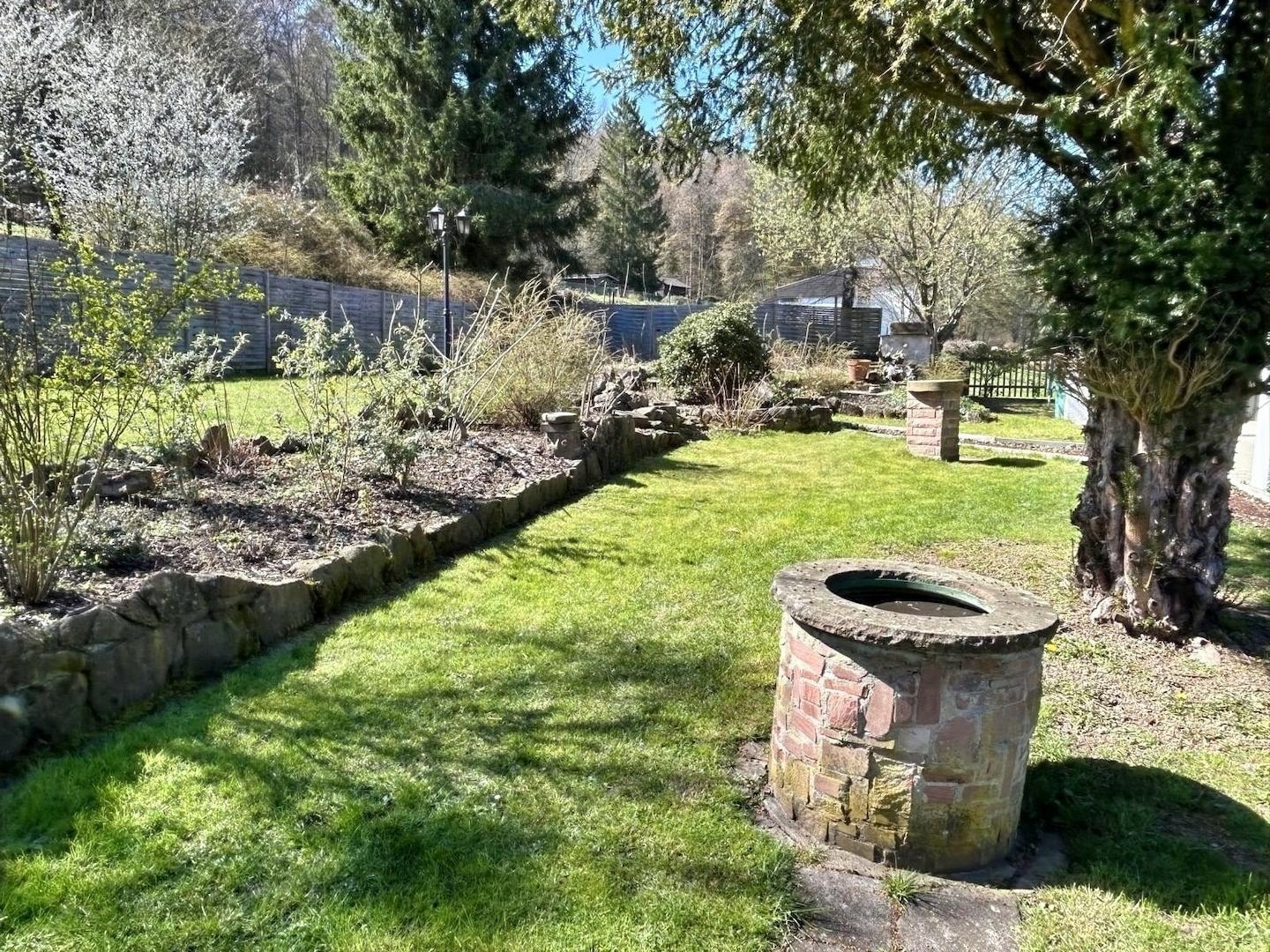 KI-generiert: Garten hinter dem Haus