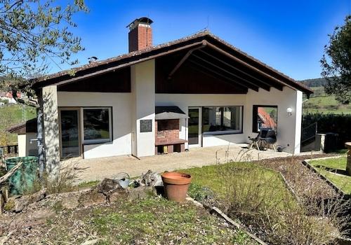 KI-generiert: Ansicht Rückseite mit überdachter Terrasse