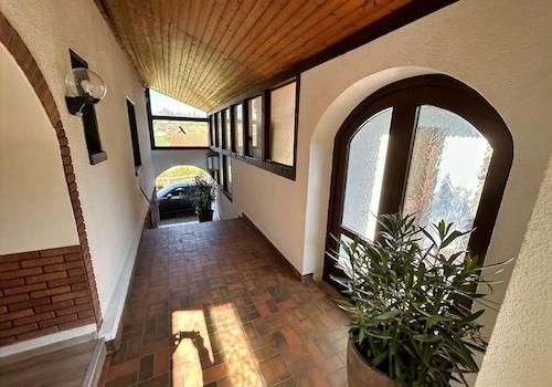 KI-generiert: überdachter Treppenaufgang Haupthaus