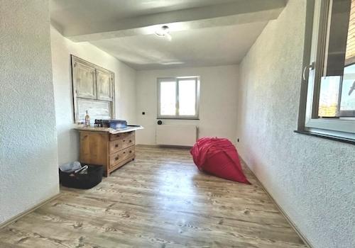 KI-generiert: Zimmer im EG